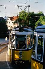 Der Stuttgarter Straßenbahnzug mit TW 432 und Beiwagen war auf der Schleife der Linie 1 schon ziemlich nahe an den Zug vor ihm herangefahren.
Datum: 26.03.1986 