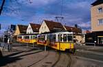 Ein Stuttgarter GT4 Straßenbahnzug erreicht gleich die enge Schleife der Linie 1.