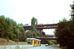 Stuttgarter Straßenbahnstation Viadukt (Linie 1) und weit darüber die Eisenbahnbrücke (Sommer 1983)