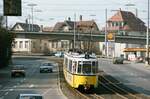 Ein Stuttgarter GT4 Straßenbahnzug fährt auf der Neuen Weinsteige den Weg der Linie 6 nach Gerlingen.