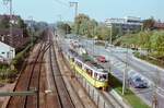 Ein GT4 Zug der Stuttgarter Straßenbahnlinie 13 auf dem eingleisigen Abschnitt nach der Station Kienbachstraße, daneben verlaufen gleise der DB (1983)