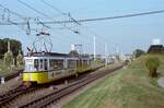 Ein Zug der Stuttgarter Straßenbahnlinie 2 zum Vogelsang durchfährt die berühmten Stuttgarter Mineralquellen in Richtung der Station Mineralbäder (1983)