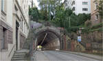 Fast 70 Jahre fuhr hier auch die Straßenbahn durch -

1896 wurde in Stuttgart der Schwabtunnel eröffnet um hier auch einer vorgesehen Straßenbahnlinie die Querung des Höhenzuges zu ermöglichen. Ab dem 4.12.1902 fuhr durch den Tunnel die Straßenbahn. Es war damit einer der ersten Straßenbahntunnels der Welt, nachdem 1900 das erste Auto durch diesen Tunnel fuhr, was die erste Tunnelfahrt eines Automobils weltweit war.

Die erste unterirdische Straßenbahn wurde 1897 in Bosten eröffnet mit zwei U-Stationen. Die U-Straßenbahn wurde in den folgenden Jahren weiter ausgebaut und besteht weitgehend heute noch.

Was wahrscheinlich kaum jemand weiß, auch in Berlin gab es schon ab 1899 einen Straßenbahntunnel. Dieser führte zwischen Alt-Treptow und Stralau unter der Spree hindurch und wurde 1932 stillgelegt.

1904 wurde in Pittsburgh der Mount Washington Tunnel für die dortige Straßenbahn eröffnet. Dieser ist heute noch für die dortige Light Rail in Betrieb.

1905 folgte eine Unterpflasterstraßenbahn in Philadelphia, die es heute noch gibt.

Auch in London gab es eine unterirdische Strecke für die Straßenbahn. Die Kingsway Tramway Subway mit zwei U-Station war von 1906 bis 1952 in Betrieb.

1916 wurde in Berlin der Lindentunnel fertiggestellt. Im Norden führte eine viergleisige Rampe in den Tunnel unter dem Boulevard Unter den Linden zu zwei Ausfahrten rechts und links der Staatsoper. Der westliche Tunnel wurde 1923, der Osttunnel 1951 stillgelegt.

1918 ging in San Francisco der Twin Peaks Tunnel in Betrieb, wo auch heute noch die Muni Metro verkehrt.

21.09.2024 (M)