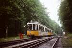 Zug der Stuttgarter Straßenbahnlinie 3 im Waldstück zwischen den Stationen Landhaus und Plieningen (1983)