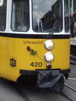 Eine Nahaufnahme der Front eines GT-4, der zum Wechsel von Linie 15, seinem Abschied, zur neuen U15 ein  Lebewohl!  trgt. (08.12.2007)
