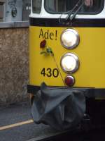 Eine Nahaufnahme der Rose an einem GT-4 Triebzug, der an diesem Tag seine letzte planmige Fahrt fr immer auf der 15er in Stuttgart beendete... Deshalb auch  Ade!  (Olgaeck, 08.12.2007))