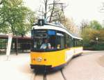 Der Triebwagen Nr. 2 der Ulmer Straenbahn (Typ GT 4, Maschinenfabrik Esslingen) verlsst am Nachmittag des 23. April 2002 gerade die Endhaltestelle an der  Donauhalle  zur Weiterfahrt nach Sflingen.