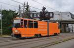 Während meines 3 tägigen Aufenthaltes in Zwickau war der Triebwagen 200 der Schleifzug die einzige Tatra Bahn welche in Zwickau unterwegs war. Hier kommt sie von Zwickau Zentrum und ist Richtung Glück Auf Center unterwegs. 

Zwickau 28.07.2023