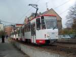 KT4Dmod - Tw 935+949 vom Neumarkt kommend zur Fahrt Richtung Eckersbach. Hier auf der Brckenrampe ber die Zwickauer Mulde.
(2.11.06)