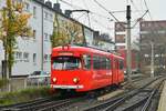 Der im Jahr 1999 aus den beiden A5-Wagen 3865 und 3869 gebaute Gleispflegewagen  Alte Lady  6405 bei seiner Arbeit im Norden Kölns an der Kreuzung Wilhelm-Sollmann-Straße/Neusser Straße