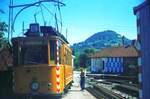 Straßenbahn Reutlingen__ATw 31 auf dem Abzweiggleis zum Südbhf.   Nur ein Arbeitswagen , aber mit Geschichte ! [ME 1912 für die Straßenbahn Eßlingen; 1944 zur SSB als Tw 565; 1949 nach RT als Tw 31, spätestens ab 1966 als ATw in orange; 1974 Sammlung Pollitzer; 1980 ins DSMH e.V. Wehmingen; 1992 nach Zwickau,Umbau in Krakau zum  historischen  HBw 17. [Quelle: Homepage der Freunde des Nahverkehrs Zwickau e.V.]. Im Hintergrund die Achalm, Reutlingens Hausberg.__29-07-1974