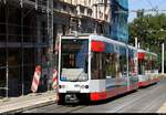 MGT-K (Bombardier Flexity Classic), Wagen 689 und Wagen 6??, der Halleschen Verkehrs-AG (HAVAG) als Linie 3 von Beesen nach Trotha erreichen die Haltestelle Am Leipziger Turm.