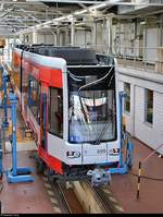 MGT-K-2 (Bombardier Flexity Classic), Wagen 699, der Halleschen Verkehrs-AG (HAVAG) steht anlässlich des Tags der offenen Tore auf einer Hebebühne bzw.