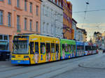 Straßenbahn Schwerin Zug 829 in Doppeltraktion mit Linie 1 zu den Kliniken in Schwerin Hbf, 22.10.20.