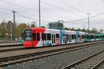 VGF Bombardier Flexity Classic S-Wagen 241 am 10.04.21 mit neuer Vollwerbung über den Zaun Fotografiert am Stadion 