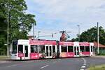 Triebwagen 307 fällt mit seiner fast schon pinken Werbung sehr auf.