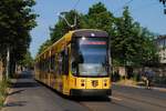 NGTD 12 DD 2814 fährt die Bautzner Straße talwärts und erreicht soeben die Haltestelle Diakonissenkrankenhaus.