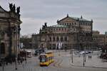 NGTD 8 DD 2620 überquert als Linie 8 den Theaterplatz, im Hintergrund sieht man die weltbekannte Semperoper.