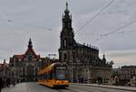 NGTD 8 DD 2610 überquert die Augustusbrücke, den Hintergrund bilden das Residenzschloss und die Kathedrale Sanctissimae Trinitatis.