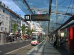 Am 16.8.13 durchfhrt TW 9464 unterwegs als Linie 62 Richtung Dottendorf den Bahnsteig fr die Hochflurfahrzeuge an der Haltestelle  Berther-von-Suttner-Platz / Beethovenhaus .