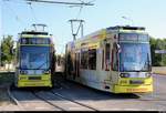 MGT6D, Wagen 655, der Halleschen Verkehrs-AG (HAVAG) als Linie 13 nach Trotha trifft auf MGT6D, Wagen 652, als Linie 5 von Ammendorf an der Haltestelle Rennbahnkreuz während Gleisbau- und