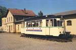 19.04.2007 Bahnhof Radeburg, Tw 103 der Jenaer Straßenbahn - was soll der hier? - Antwort aus dem  Netz :  Ein begeisterter, im Bahnhofsgebäude wohnender Eisenbahnfan wollte eine