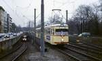 Um 1985 trifft der Achtachser 2854 aus Lörick kommend an der Haltestelle Opernhaus ein. Auf dem Nebengleis taucht ein Stadtbahnwagen der Linie 711 aus dem 1981 in Betrieb genommenen U-Bahn-Tunnel vom Kennedydamm auf. Mit der Inbetriebnahme des U-Bahnhofes Heinrich-Heine-Allee im August 1988 verkehren hier keine oberirdischen Bahnen mehr.