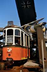 Schwäbisches Bauernmuseum Seifertshofen: Der Straßenbahnbeiwagen 1644 der Stuttgarter Straßenbahn wurde hier an einem wirklich unwürdigen Ort gelagert!  Datum: 29.08.1985