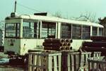 Beiwagen 122 einer Straßenbahn war auf einem Bauhof nahe Stuttgart-Heumaden über lange Zeit abgestellt und wir überwanden oft den Zaun, um ihn zu bestaunen (1984)