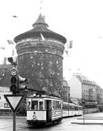 Nürnberg-Fürther Straßenbahn__Tw 872 [MAN/SSW 1935] passiert den Frauentor-Turm am Bahnhofsplatz, fährt durch die Königstr.