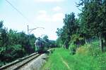 Straßenbahn Reutlingen__Die Straßenbahn in Reutlingen verkehrte das letzte Mal (auf den Linien 1 und 2) am 19. Oktober 1974. GT4 auf Linie 1 zwischen Südbhf. und Eningen. Auch hier: die beiden vorderen Schwenktüren während der Fahrt ein Stück weit geöffnet. Leute, das war besser als jede Klimaanlage !__29-07-1974