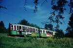 Straßenbahn Reutlingen__Die Straßenbahn in Reutlingen verkehrte das letzte Mal (auf den Linien 1 und 2) am 19. Oktober 1974. Wahlweise konnte man offenbar die Fahrt auch an der offenen  zweiten Bw-Tür (ohne Sommergitter) genießen ! GT4 mit B2 zwischen Südbhf. und Eningen.__05-09-1974