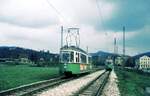 Straßenbahn Reutlingen__Die Straßenbahn in Reutlingen verkehrte das letzte Mal (auf den Linien 1 und 2) am 19. Oktober 1974. Andere Blickrichtung beim Südbhf. : links zu sehen der Südbhf.,geradeaus gehts nach Eningen, nach rechts vor den Gebäuden die Strecke nach Pfullingen. Begegnung zweier GT4 auf Linie 2 von/nach Pfullingen.__24.06.1970 