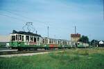 Straßenbahn Reutlingen__Der morgendliche 4-Wagen-Schülerzug auf der Rückfahrt nach Eningen mit Tw 35 in der Ausweiche beim Südbhf. Tw 63 folgt mit 2 Bw.__05-09-1974 