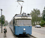 München MVG SL 19 (P3.16 2021) St.-Veit-Straße am 16. Oktober 2006. - Seit unserem ersten gemeinsamen Aufenthalt in München im Sommer 2002 gefallen diese schöne Stadt und ihre Straßenbahnen, nicht zuletzt die Rathgeber-P3.16, meinem Sohn Stefan. - Scan eines Farbnegativs. Film: Kodak FB 200-6. Kamera: Leica C2.