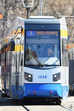 Ein Straßenbahnwagen NGTW6 Leoliner im April 2018 in Leipzig.