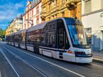 Straßenbahn Heidelberg Tw 1816 auf der Linie 5 nach Mannheim über Weinheim in der Haltestelle Brückenstraße, 07.09.2024.