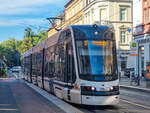 Straßenbahn Heidelberg Tw 1813 auf der Linie 5 nach Mannheim in der Haltestelle Brückenstraße, 07.09.2024.