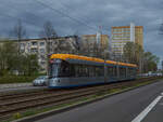 Schlechtes Wetter kündigte sich am 14.04.2022 an, als NGT10-XL 1016 der Leipziger Verkehrsbetriebe auf dem Weg als Linie 16 nach Lößnig war und gerade die Haltestelle Triftweg verlassen hat.