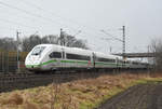 Der grüne 100% Ökostrom ICE 4 9012 kommend aus Hamburg, unterwegs in Richtung Lüneburg.