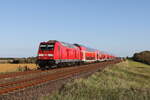 245 004 mit Doppelstockwagen auf dem Weg nach Westerland. Aufgenommen am 13. September 2023 bei Klanxbüll.