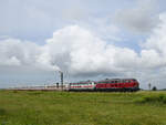 Die Diesellokomotiven 218 373-9 und 218 341-6 zogen Anfang Juni 2024 gemeinsam einen Intercity nach Nibüll.