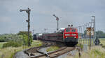 Anfang Juni 2024 zogen die Diesellokomotiven 218 322-6 (DB) und 218 056-1 (Press) einen SyltShuttle-Zug nach Westerland.