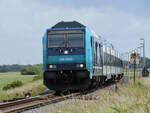 Die Diesellokomotive 245 205-0 zieht als RE6 eine Married-Pair-Garnitur nach Sylt, so gesehen im Juni 2024 bei Niebüll.