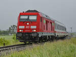 Die Diesellokomotive 245 022 wurde vor einen IC gespannt und zog diesen nach Westerland. (bei Nibüll, Juni 2024)