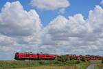 Weiter Himmel, flaches Land: Am 28.06.2024 sind 218 344-0 und 218 366-3 mit einem Autozug von Niebüll nach Westerland bei Morsum unterwegs