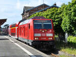 Die Diesellokomotive 245 004 ist hier mit einer Doppelstockgarnitur beim Halt am Bahnhof in Niebüll zu sehen. (Juni 2024)