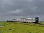 Der von der PRESS-Diesellokomotive 218 058-9 gezogene IC-Zug ist hier im Juni 2024 bei der Ankunft am Hindenburgdamm zu sehen.
