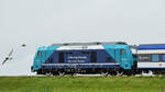 Die Diesellokomotive 245 206-8 ist gerade auf dem Hindenburgdamm angekommen. (Friedrich-Wilhelm-Lübke-Koog, Juni 2024)