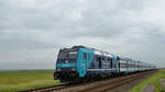 Dieser von der Diesellokomotive 245 205-0 gezogene Regionalzug ist hier Anfang Juni 2024 bei Friedrich-Wilhelm-Lübke-Koog zu sehen.